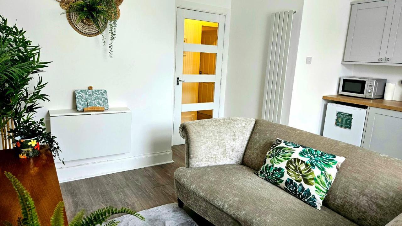 The Ferns - Shared Garden Apartment With Parking Darvel Экстерьер фото