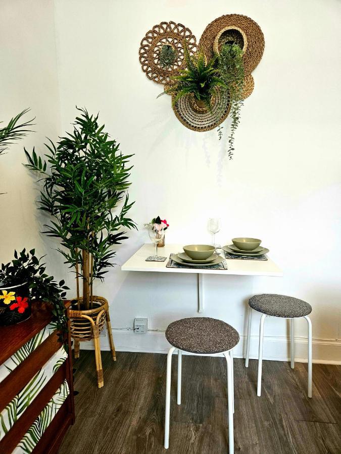 The Ferns - Shared Garden Apartment With Parking Darvel Экстерьер фото